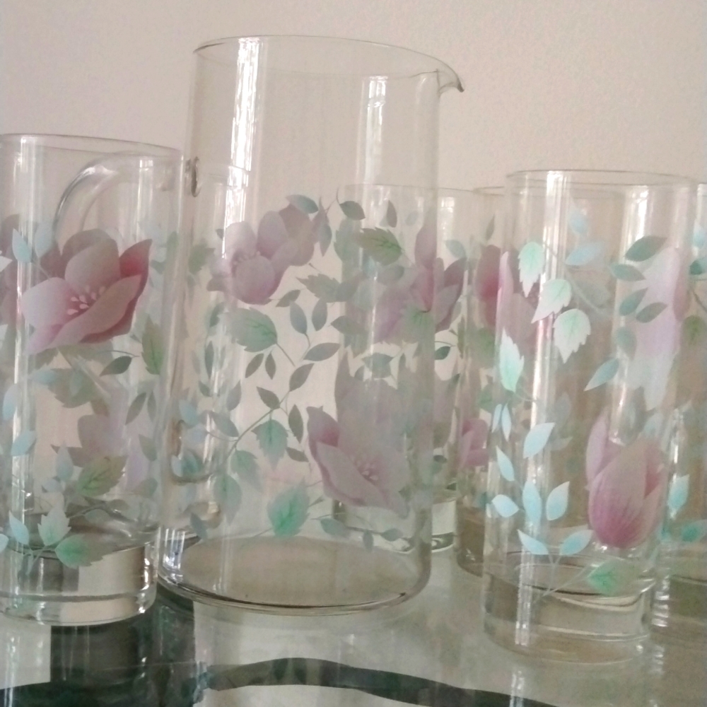 Vintage Arcopal pitcher with 7 glasses